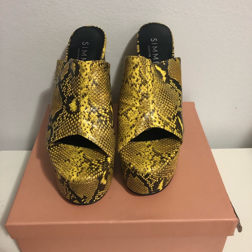 Simmi Clogs - Picture 2 of 4